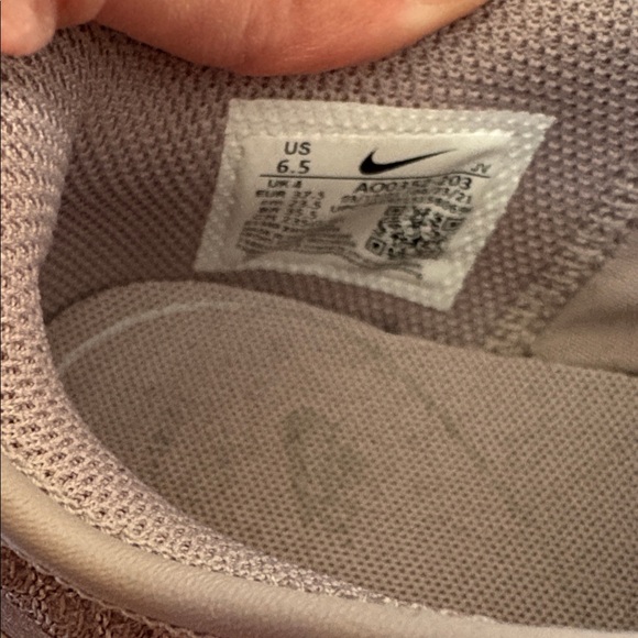 🩶 Women’s Nike Light Gray and White Sneakers 👟 - Picture 6 of 11